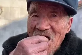 笑着笑着就哭了...日照孙女一咬一喂，暖哭全网图片