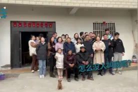 一家人过年拍全家福狗狗赶来入镜，自己找位置坐好，网友：一家人整整齐齐图片