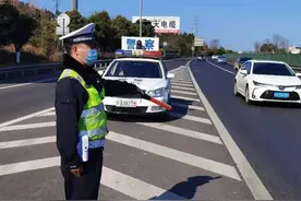 成绵广高速迎来返程高峰 高速交警上路疏通堵点图片