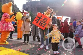 牛年春节喜洋洋 动物活跃惹人爱图片