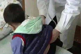广东3岁男童吃了块“巧克力”，异常兴奋还失眠、翻白眼图片