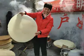新春走基层｜7年三扩煎饼摊，她带动20多名妇女把老手艺做成了图片