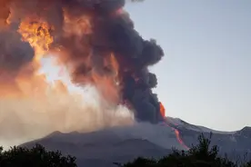 意大利埃特纳火山喷发图片