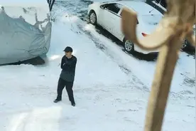 遇到迷路失明老汉 他承诺：我是你的“眼”图片
