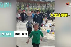 保安牵萌娃大喇叭喊话游街找家长，网友：很负责的大爷图片
