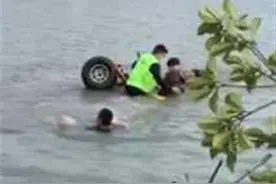 一家三口开卡丁车不慎落水，多名男子跳水救人图片