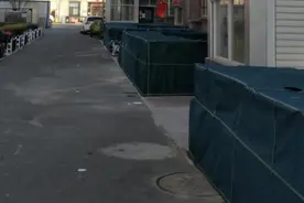 实探 | 北京老旧小区改造：“推着轮椅就能下楼遛弯了！”小区装“神器”，两大行业或受益图片