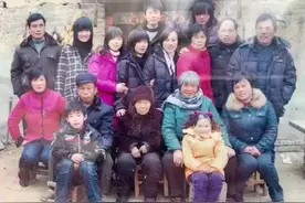 一张全家福重现15年前场景，这个细节让人泪目图片