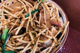 家的味道，风味独特的折耳根炒腊肉图片
