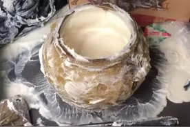 心疼！男子带猪油返城洒满后备箱！妈妈亲手熬的，结果把后备箱都拆了……图片