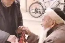 新闻早餐｜90岁弟弟向106岁哥哥拜年，网友：太羡慕了图片