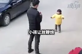 男子放鞭炮误扔打火机拿炮捂耳朵，还冒着烟！网友：差点变成聋的传人图片