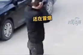 男子放鞭炮误扔打火机拿炮捂耳朵！网友：差点变成“聋”的传人图片