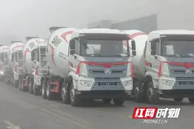 邵阳：新年首批318台搅拌车发车 三一专汽灯塔工厂迎来新春开门红图片