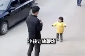 男子放鞭炮扔打火机拿炮捂耳朵！网友：差点变成聋的传人图片