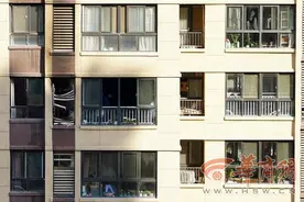 西安一小区疑因燃放烟花导致高层业主家起火 消防正在调查事故原因图片