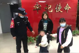 3岁男童跟妈妈逛街走散 合肥民警帮其找到家人图片