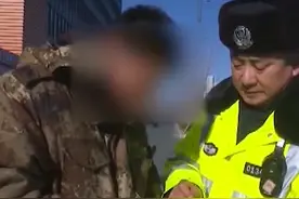 面包车堆满货物,后视镜成摆设视频封面