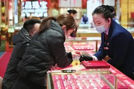 假期黄金消费火爆 金价“跌跌不休”，近期能否“上车”？图片