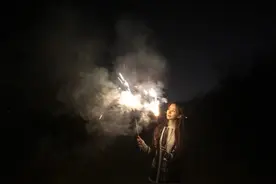 陈卓璇分享放烟花美照 网友：笑得好乖图片