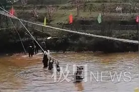 7名游客不听劝阻吊桥上拍照侧翻落水，幸好水不深及时上岸图片