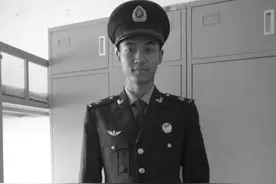 卫国戍边牺牲烈士王焯冉父亲含泪：为英雄的儿子感到骄傲图片