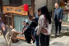 饭店小狗成“网红”游客排队握手，网友戏称“混得不如狗”图片