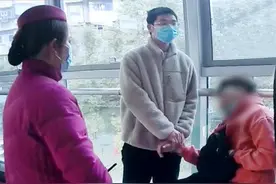 地铁站紧急救治发病乘客并送医，这位医生小伙接女友“迟到”一小时图片
