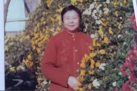 看不清曲谱就背下来！五旬孃孃自学两年钢琴，将这首曲子献给“李焕英”图片