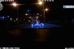 咋回事？深夜，一警车昆明街头连闯3红灯、逆行数百米…图片