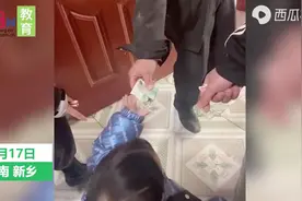女子手机不小心被儿子弄到床底下，挪开床垫后竟发现惊喜图片