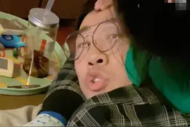 生无可恋！杨迪被外甥女骑脖子用腿锁喉喊“救命”图片