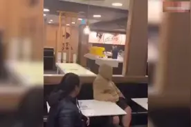 澳大利亚一男孩大闹快餐店向店员泼奶昔 被一男子扔出店外图片
