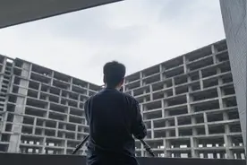 行走中国十年，他专拍烂尾楼视频封面