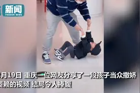 女儿逛街走累了倒地耍赖撒娇要爸爸抱 妈妈一句话瞬间解决问题图片