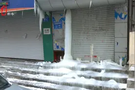 一人多高的冰柱矗立街头！市民：一夜之间突然长高图片