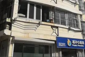 突发！青岛人民路一居民楼发生火灾，现场浓烟滚滚图片