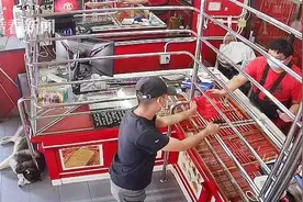 金店遭“打劫”二哈全程睡觉 店主：留着吧能让大家开心就行图片