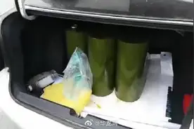 太危险！私家车后备箱装一大桶汽油要去干啥？图片