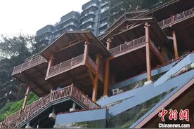 重庆：崖壁步道成网红打卡地 游客爬坡上坎体验山城别样风情图片