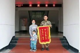 暖心！武警中队长“守护”走失小男孩图片