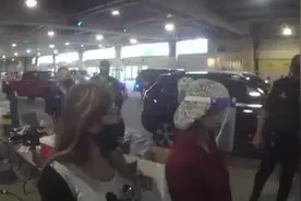 穿帮！美国两女子欲接种新冠疫苗假扮老奶奶......图片