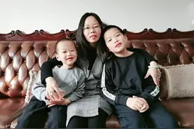 青未了/俯下身子看孩子 俯下身子看自己图片