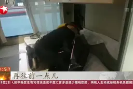 哈尔滨：乘务员暖心“公主抱”送患病旅客平稳下车视频封面