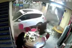 泉州一女司机开车冲进大排档，两人正吃饭！惊心……图片