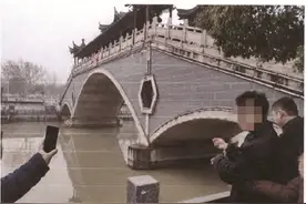 假装跳河引女友施救却将其拖向深水致溺亡，男子获刑12年半图片