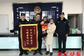 3岁男童深夜光脚逛马路，父母起床才发现孩子不见了图片