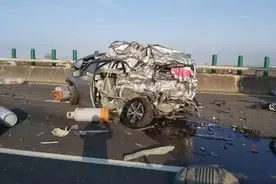 恐怖！浓雾中21车连环撞 SUV瞬间只剩一半驾驶惨死图片