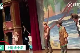 上海迪士尼游客上台殴打辱骂表演者 目击者还原事件经过图片