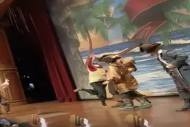 1分56秒｜上海迪士尼一女子打演员 警方已通报 视频拍摄者：外场演出剧情让她不满图片